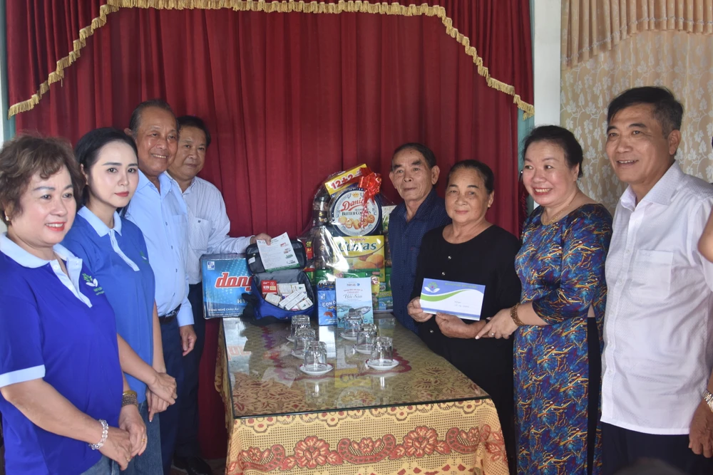 Đoàn tặng quà tại gia đình ngư dân Hồng Giống. Ảnh: NGUYỄN DO ngư dân đèn trên biển quảng bình