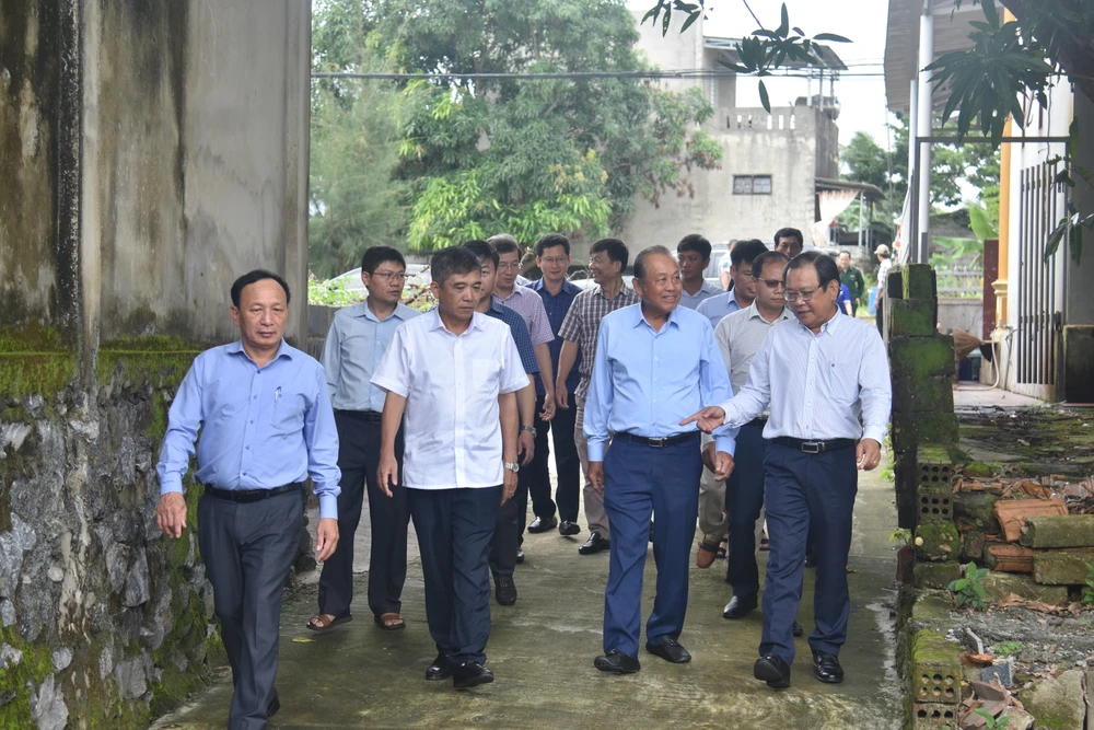 Ông Trương Hòa Bình, nguyên Ủy viên Bộ Chính trị, nguyên Phó Thủ tướng Thường trực Chính phủ, dẫn đầu đoàn đến thăm các gia đình ngư dân. Ảnh: TẤN VIỆT ngư dân đèn trên biển quảng bình
