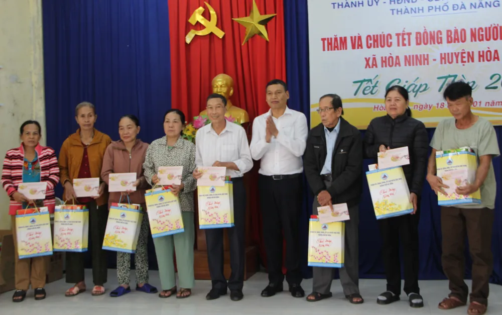 Phó Chủ tịch Thường trực UBND TP Đà Nẵng Hồ Kỳ Minh trao quà Tết cho người Việt gốc Hoa sống tại xã Hòa Ninh, huyện Hòa Vang. Ảnh: TT dong-bao-co-tu-da-nang-1.JPG
