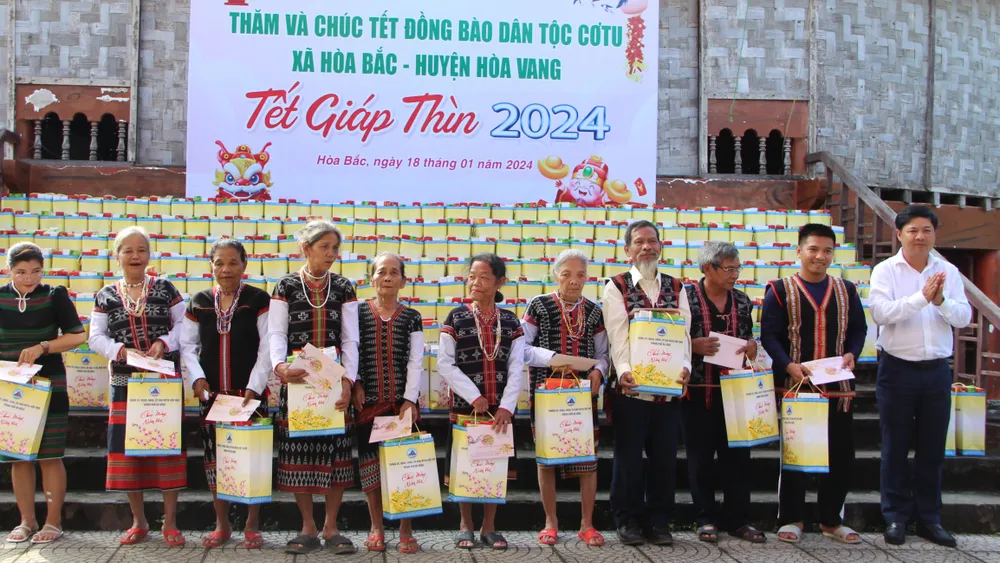 Phó Bí thư Thường trực Thành uỷ Đà Nẵng Lương Nguyễn Minh Triết trao quà Tết cho đồng bào Cơ Tu. Ảnh: TT đồng bào cơ tu đà nẵng
