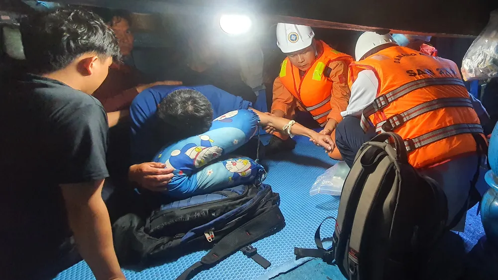 Ngư dân Lê Ngọc Khôn được cấp cứu kịp thời. Ảnh: MRCC tau-sar-274-ngu-dan-hoang-sa.jpg