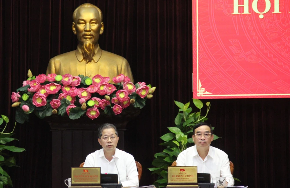Bí thư Thành ủy Đà Nẵng Nguyễn Văn Quảng và Chủ tịch UBND TP Đà Nẵng Lê Trung Chinh chủ trì hội nghị. Ảnh: TV da-nang-thu-ngan-sach-du-khach.jpg