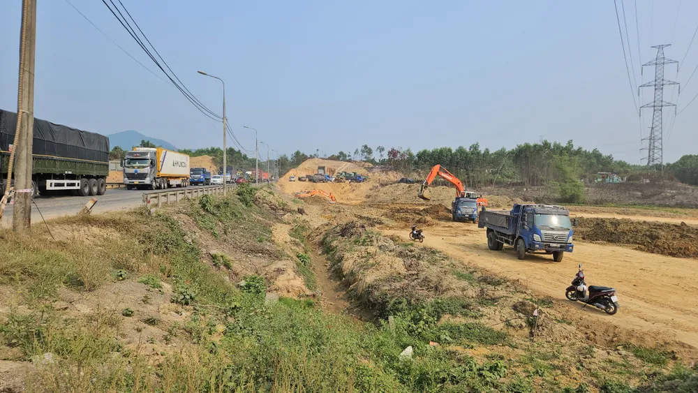 Hiện trường thi công cao tốc Hòa Liên - Túy Loan đi qua địa phận huyện Hòa Vang, Đà Nẵng. Ảnh: TẤN VIỆT cao tốc hòa liên túy loan đà nẵng