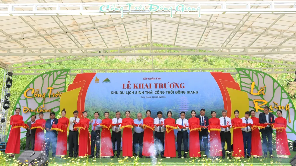 Các đại biểu cắt băng khai trương Khu du lịch sinh thái Cổng trời Đông Giang. Ảnh: FVG cổng trời đông giang quảng nam