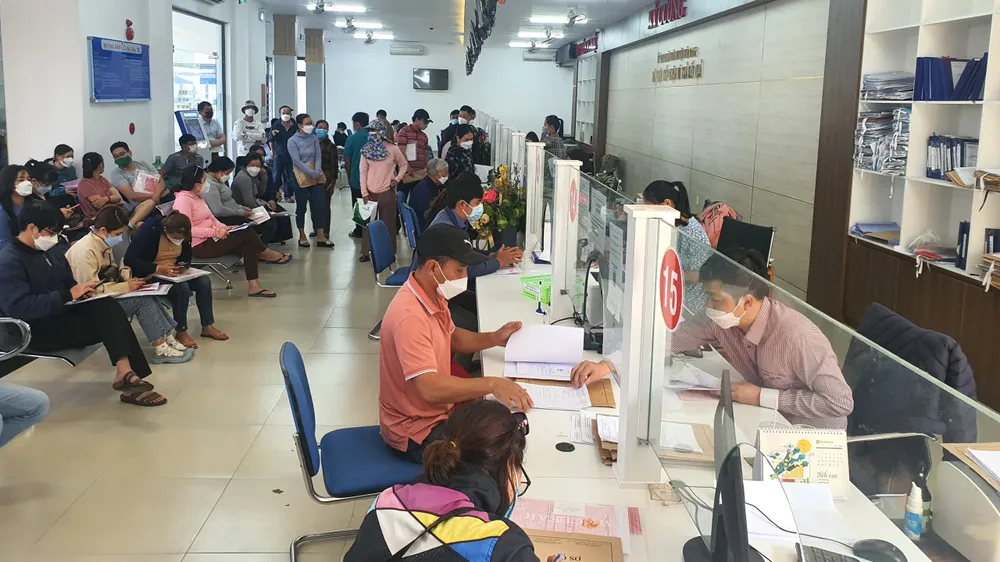 Người dân làm thủ tục về đất đai tại Đà Nẵng. Ảnh: TẤN VIỆT hệ thống thông tin đất đai đà nẵng nhiễm mã độc