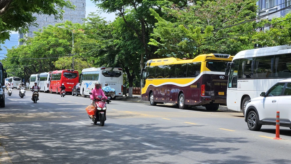Đường Hồ Nghinh đã thông thoáng hơn khi các xe du lịch đậu đỗ ngay ngắn. Ảnh: TẤN VIỆT xe du lịch đà nẵng