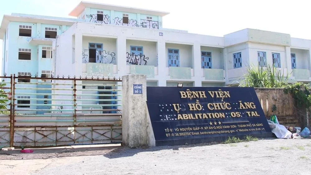 Khu nhà, đất Bệnh viện Phục hồi chức năng (cũ) được đề xuất mục đích sử dụng là đất y tế kết hợp bãi đỗ xe công cộng. Ảnh: TẤN VIỆT bãi đỗ xe đà nẵng