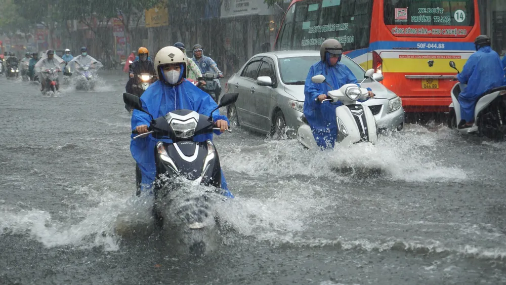 Mưa lớn gây ngập cục bộ nhiều tuyến đường trung tâm TP sáng 17-5, Chủ tịch Đà Nẵng đã yêu cầu kiểm tra. Ảnh: TẤN VIỆT chủ tịch đà nẵng mưa lớn ngập