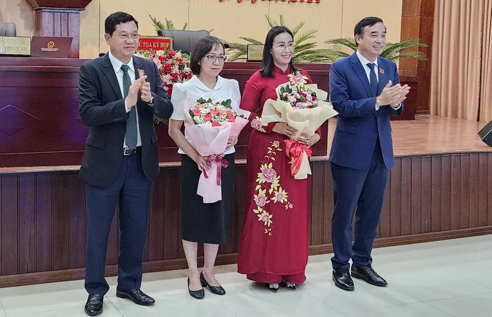 Bà Nguyễn Thị Anh Thi (thứ hai từ phải) và bà Trần Thanh Thủy nhận hoa chúc mừng từ lãnh đạo TP Đà Nẵng. Ảnh: TẤN VIỆT ong-ngo-xuan-thang-hdnd-tp-da-nang-2.JPG