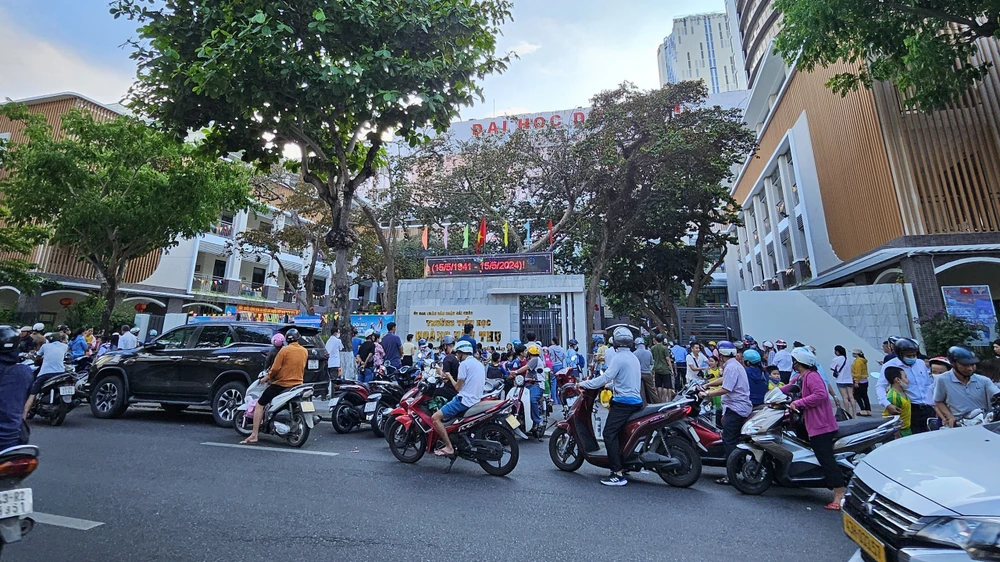 Đưa đón học sinh tại một trường tiểu học ở Đà Nẵng. Ảnh: TẤN VIỆT ô tô đưa đón học sinh đà nẵng thái bình