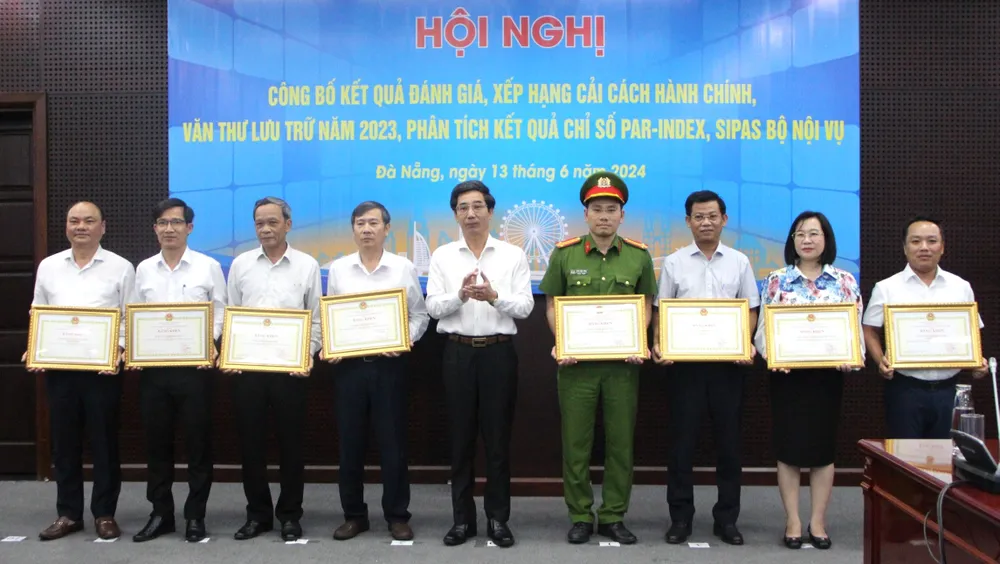 Các đơn vị Xuất sắc trong xếp hạng CCHC tại Đà Nẵng nhận bằng khen của Chủ tịch UBND TP. Ảnh: TẤN VIỆT công an tp đà nẵng cải cách hành chính