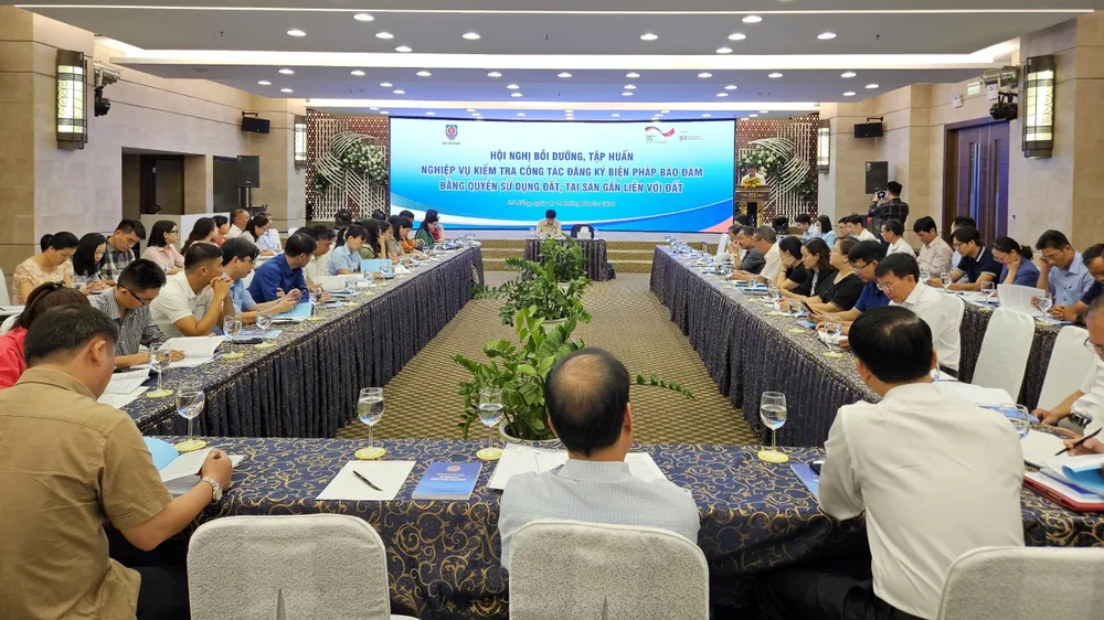 Hội nghị diễn ra tại Đà Nẵng trong hai ngày. Ảnh: TẤN VIỆT dang-ky-bao-dam-tai-san-1.jpg