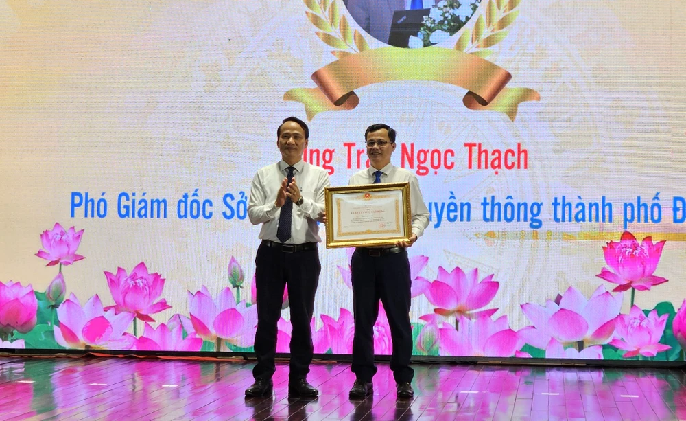 Phó Giám đốc Sở TT&TT Đà Nẵng Trần Ngọc Thạch nhận Huân chương Lao động hạng Ba. Ảnh: TẤN VIỆT ky-niem-50-nam-giai-phong-da-nang-1.jpg