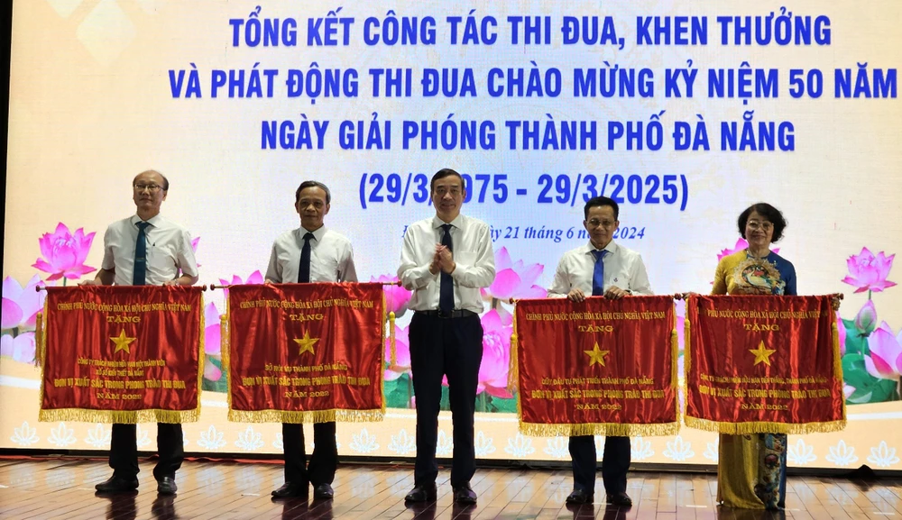 Thủ tướng Chính phủ tặng Bằng khen cho bốn tập thể. Ảnh: TẤN VIỆT ky-niem-50-nam-giai-phong-da-nang-2.jpg