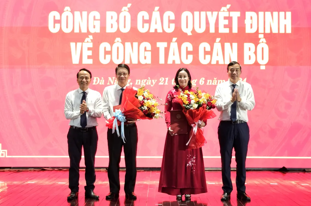 Ông Ngô Xuân Thắng và bà Nguyễn Thị Anh Thi nhận quyết định phê chuẩn. Ảnh: TẤN VIỆT ông ngô xuân thắng chủ tịch hđnd tp đà nẵng