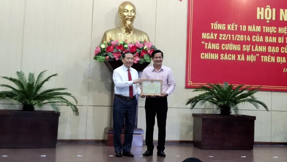 Ông Nguyễn Hồng Sơn, Phó Trưởng Ban Kinh tế Trung ương trao bằng khen cho ông Đoàn Ngọc Chung, Giám đốc chi nhánh Ngân hàng chính sách xã hội Đà Nẵng. Ảnh: PV tin-dung-chinh-sach-xa-hoi-da-nang-1.jpg
