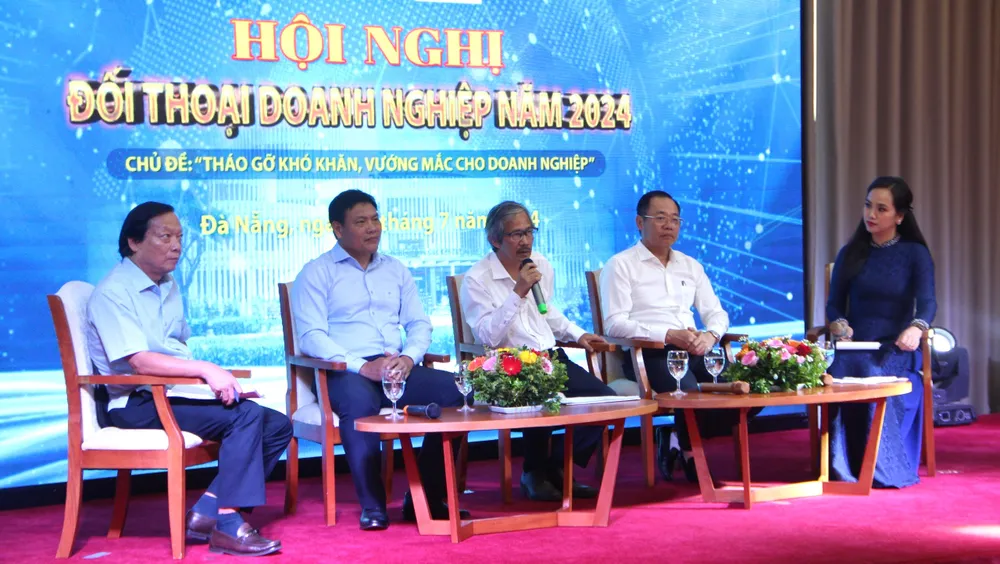 Phó giám đốc Sở Xây dựng Đà Nẵng Trần Văn Hoàng giải đáp thắc mắc của doanh nghiệp. Ảnh: TẤN VIỆT khu-thuong-mai-tu-do-da-nang-tran-van-hoang.JPG