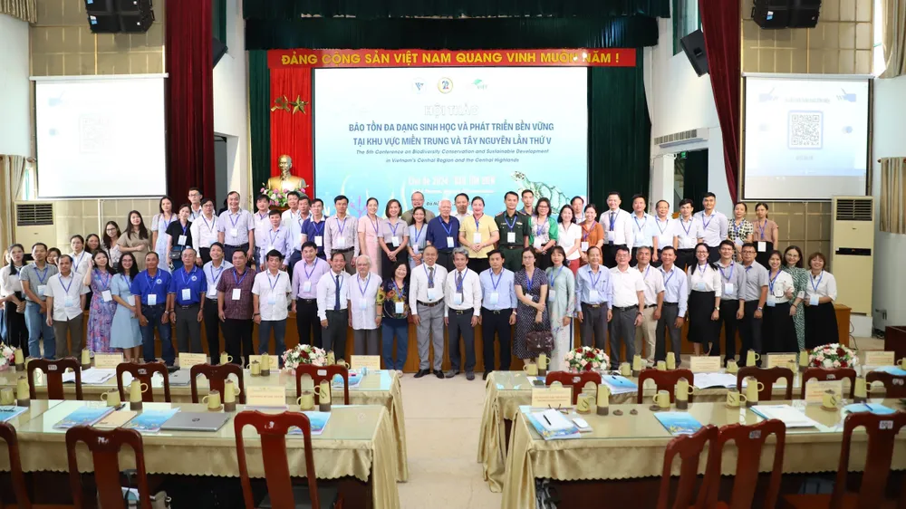 Các đại biểu chụp ảnh lưu niệm tại hội thảo. Ảnh: TẤN VIỆT suy-thoai-moi-truong-bien-hoi-thao.jpg