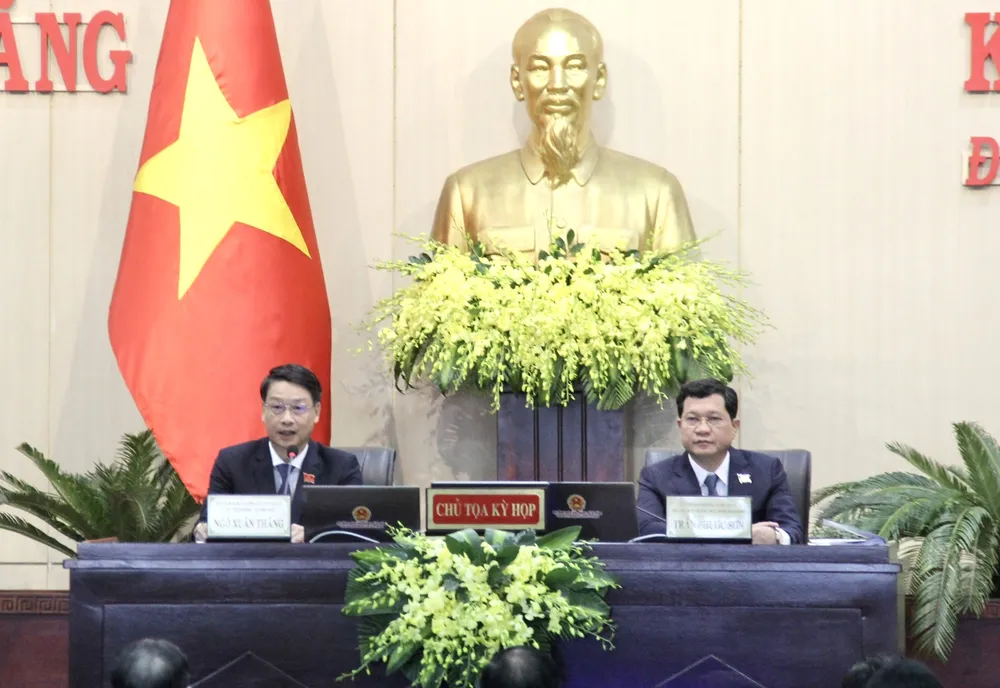 Chủ tịch HĐND TP Đà Nẵng Ngô Xuân Thắng (trái). Ảnh: TẤN VIỆT ham-chui-san-bay-da-nang-ngo-xuan-thang.jpg