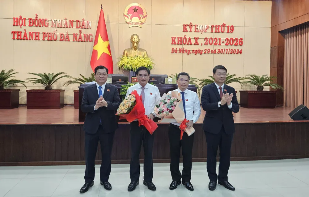 Ông Nguyễn Thành Tiến (thứ hai từ trái qua) và ông Lê Tùng Lâm nhận hoa chúc mừng từ lãnh đạo HĐND TP Đà Nẵng. Ảnh: TẤN VIỆT hđnd tp đà nẵng nhân sự mới nguyễn thành tiến lê tùng lâm