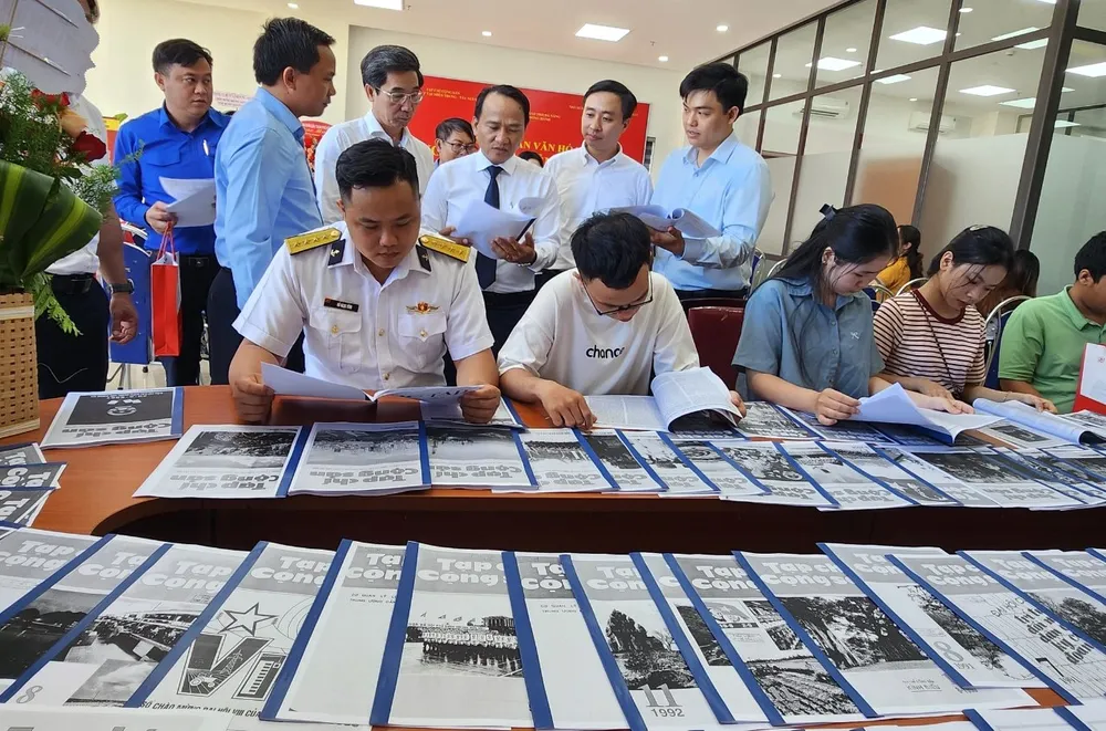Các bạn trẻ tìm hiểu di sản của cố Tổng Bí thư Nguyễn Phú Trọng. Ảnh: PV tong-bi-thu-nguyen-phu-trong-1.jpg