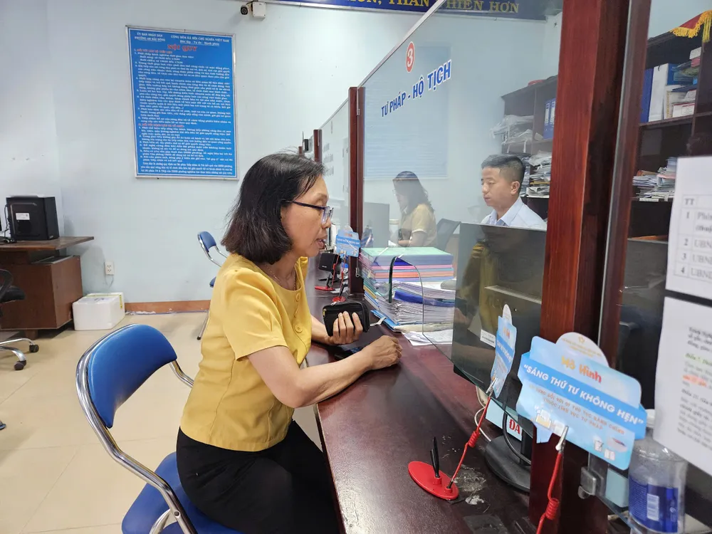 Bà Nguyễn Thị Lê Hoa lên UBND phường An Hải Đông làm thủ tục khai tử cho mẹ chồng. Ảnh: TẤN VIỆT sáng thứ tư không hẹn an hải đông sơn trà đà nẵng