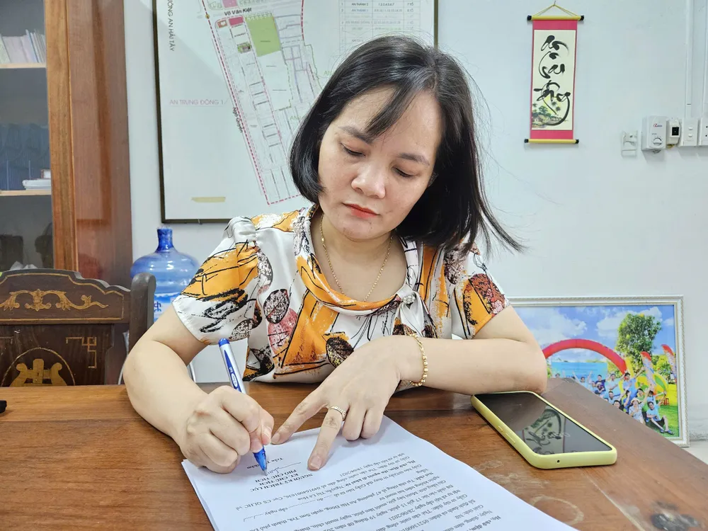 Bà Trần Thị Nhâm, Phó Chủ tịch UBND phường An Hải Đông đang ký giấy tờ cho người dân. Ảnh: TẤN VIỆT sang-thu-tu-khong-hen-da-nang.jpg