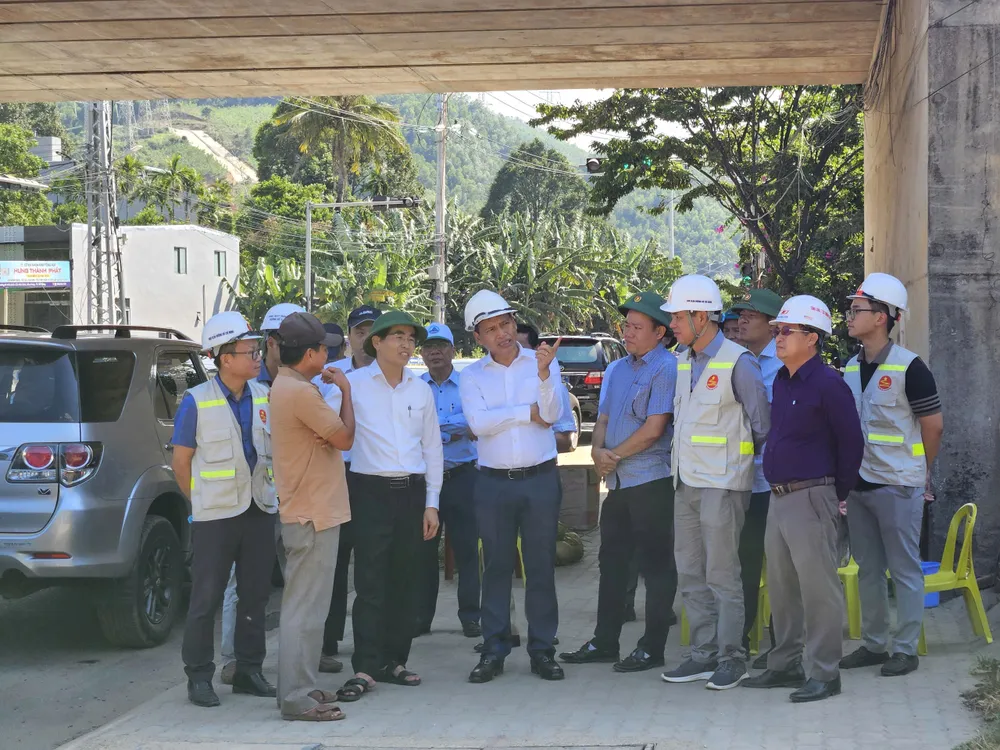 Phó Chủ tịch Thường trực UBND TP Đà Nẵng Hồ Kỳ Minh kiểm tra tiến độ giải phóng mặt bằng dự án cao tốc Hòa Liên – Túy Loan. Ảnh: TẤN VIỆT cao tốc Hòa Liên – Túy Loan