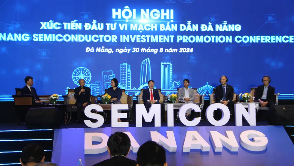 Các chuyên gia, lãnh đạo tập đoàn hàng đầu thế giới về vi mạch bán dẫn trao đổi tại hội nghị. Ảnh: TẤN VIỆT vi mạch bán dẫn đà nẵng