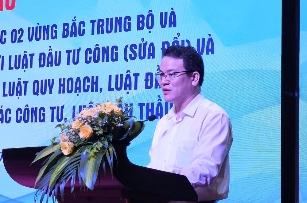 Thứ trưởng Bộ KH&ĐT Trần Quốc Phương chủ trì hội thảo lấy ý kiến về Luật đầu tư công (sửa đổi). Ảnh: TẤN VIỆT luat-dau-tu-cong-sua-doi.jpg