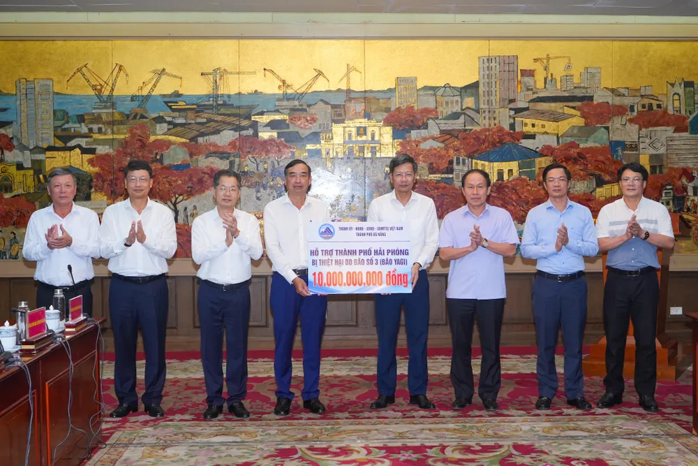 Đoàn công tác của TP Đà Nẵng do Bí thư Thành ủy Nguyễn Văn Quảng làm trưởng đoàn đến động viên, hỗ trợ TP Hải Phòng sau bão số 3 ngày 10-9. Ảnh: ĐÀM THANH bão số 3 đà nẵng hỗ trợ