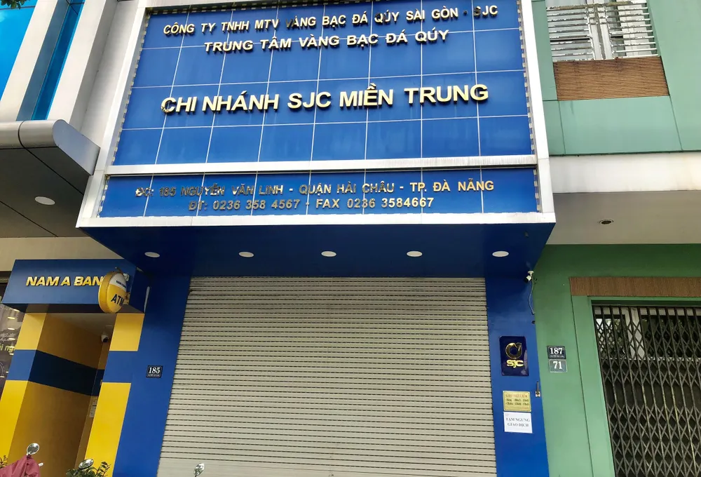 Cửa hàng vàng SJC 185 Nguyễn Văn Linh cũng đóng cửa hai tuần nay. Ảnh: TẤN VIỆT cua-hang-vang-sjc-da-nang.jpg