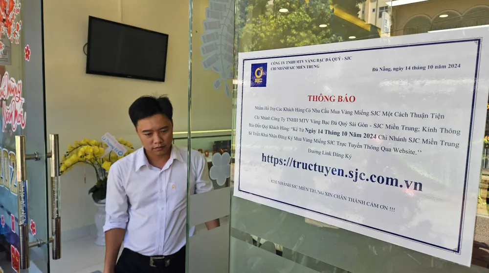 Thông báo về việc nhận đăng ký mua vàng miếng trực tuyến của SJC. Ảnh: TẤN VIỆT cua-hang-vang-sjc-da-nang-1.jpg