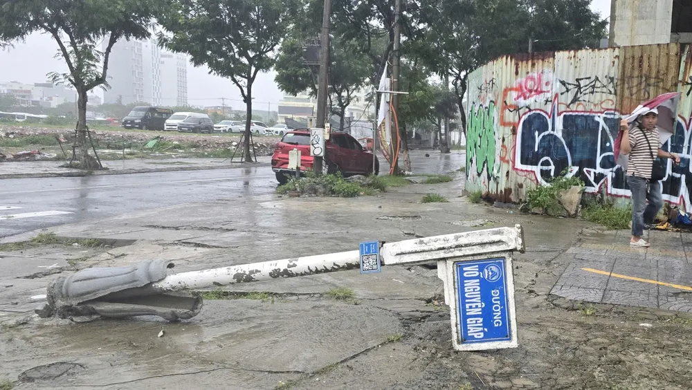 Trụ bảng tên đường bị gió quật ngã. Ảnh: TẤN VIỆT bão trà mi đà nẵng