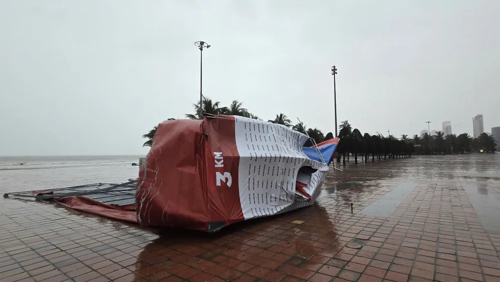 Lều bạt bị gió thổi bay tại Công viên Biển Đông. Ảnh: TẤN VIỆT bao-tra-mi-da-nang.jpg
