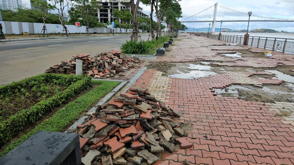 vỉa hè ven sông hàn đà nẵng bão trà mi