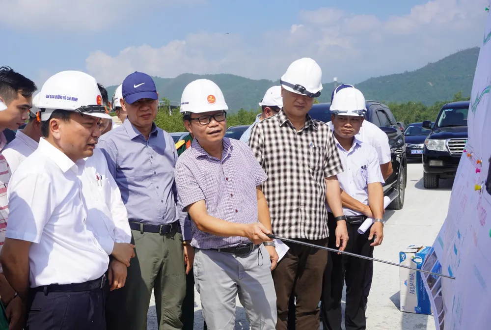Thứ trưởng Bộ GTVT Nguyễn Danh Huy (bìa trái) kiểm tra dự án cao tốc Hòa Liên - Túy Loan. Ảnh: TẤN VIỆT cao tốc hòa liên túy loan
