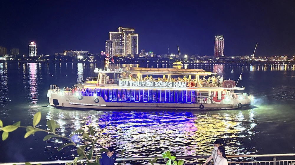 diễu hành xe hoa đà nẵng