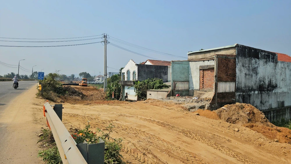 Toàn dự án hiện chỉ còn 21 hồ sơ chưa ký biên bản bàn giao mặt bằng. Ảnh: TẤN VIỆT quoc-lo-14b-6.jpg