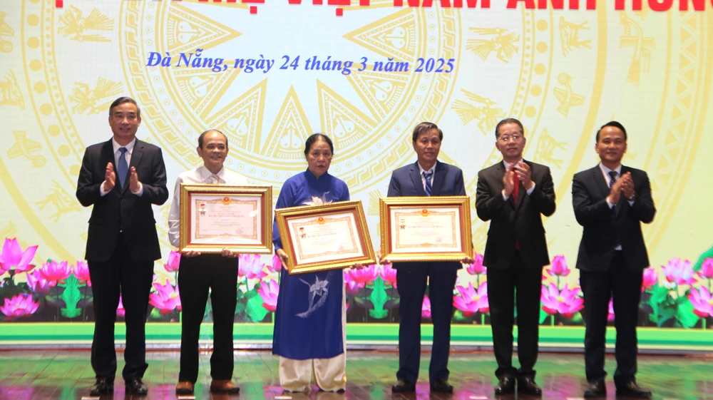 bà mẹ việt nam anh hùng