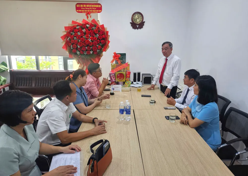 Phó Chủ tịch Thường trực HĐND tỉnh Quảng Nam Trần Xuân Vinh (đứng) đến thăm Văn phòng đại diện Báo Pháp Luật TP.HCM tại Đà Nẵng. Ảnh: TẤN VIỆT báo pháp luật tp.hcm