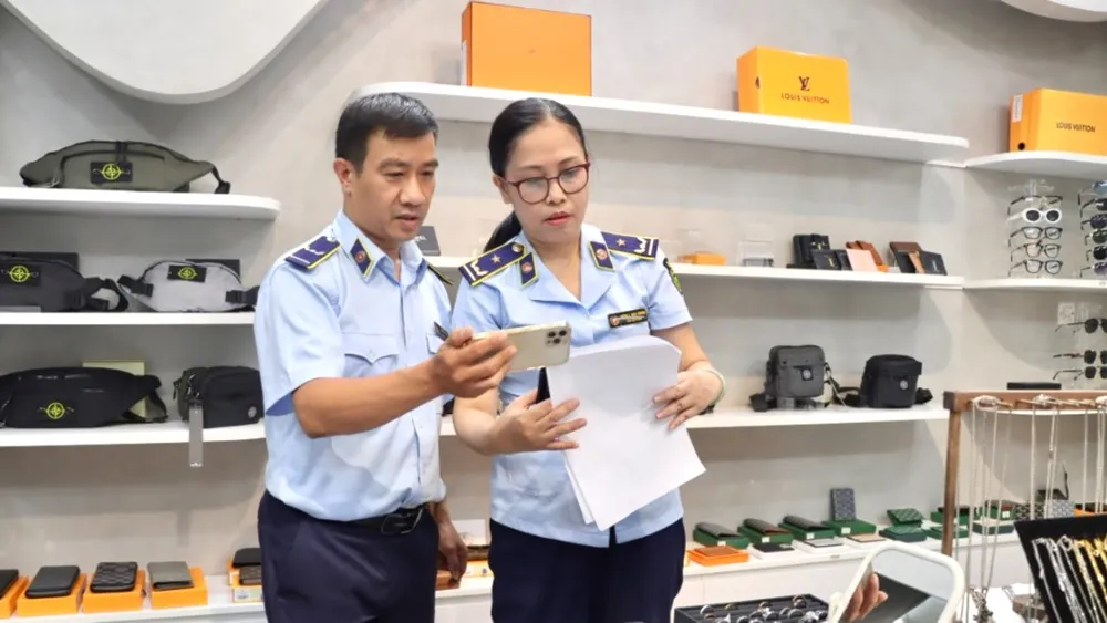 Lực lượng QLTT Đà Nẵng kiểm tra hàng hóa tại các cửa hàng thời trang. Ảnh: QLTT giả mạo nhãn hiệu