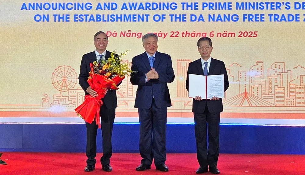 Phó Thủ tướng Thường trực Chính phủ Nguyễn Hòa Bình trao Quyết định của Thủ tướng Chính phủ về thành lập Khu thương mại tự do Đà Nẵng. Ảnh: TẤN VIỆT kinh-te-da-nang-2.jpg