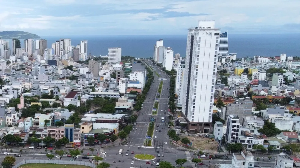 Trục đường Võ Văn Kiệt nối ra biển Mỹ Khê có các khu đất lớn được quy hoạch xây dựng TTTC quốc tế tại Đà Nẵng. Ảnh: TẤN VIỆT kinh tế đà nẵng