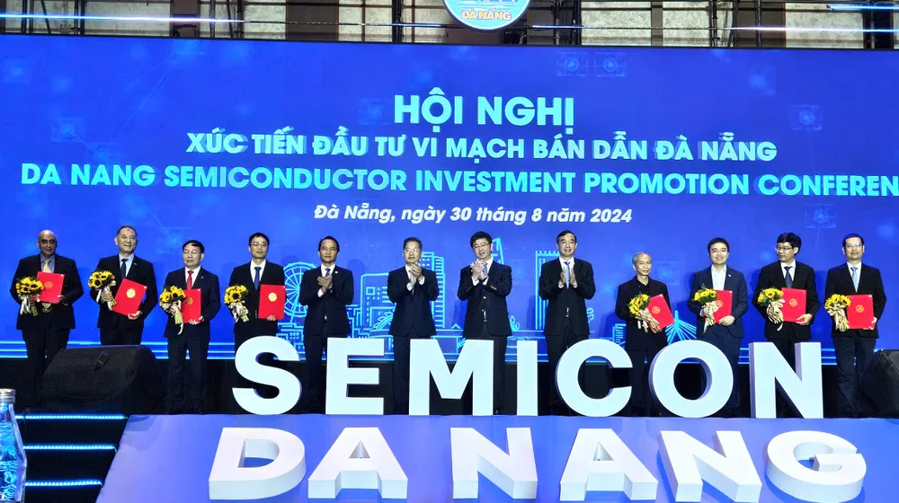 Đà Nẵng trao biên bản ghi nhớ về hợp tác phát triển lĩnh vực vi mạch bán dẫn với các tập đoàn, nhà đầu tư. Ảnh: TẤN VIỆT vi mạch bán dẫn