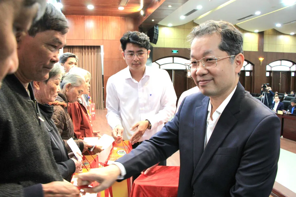 Bí thư Thành ủy Đà Nẵng Nguyễn Văn Quảng trao quà Tết cho dân nghèo. Ảnh: TẤN VIỆT cham-toi-tung-phan-nguoi-2.jpg