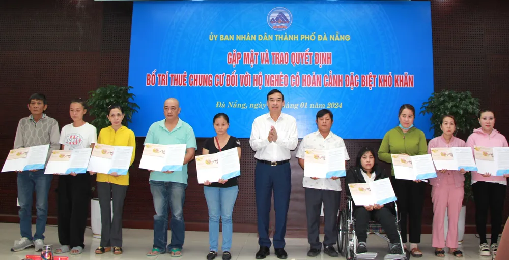 Chủ tịch UBND TP Đà Nẵng Lê Trung Chinh trao quyết định bố trí thuê chung cư cho hộ nghèo. Ảnh: TẤN VIỆT cham-toi-tung-phan-nguoi.jpg