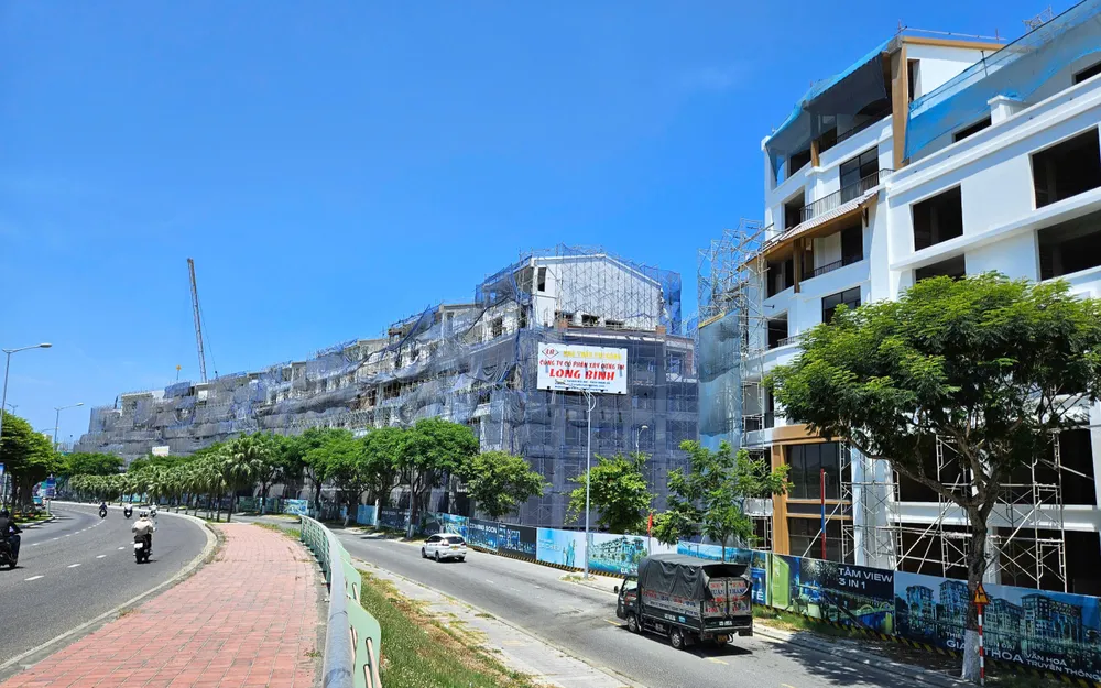 Đà Nẵng đang rất sôi động với nhiều dự án bất động sản, căn hộ cao cấp, shophouse đồng loạt thi công. Ảnh: TẤN VIỆT tao-da-tang-truong-moi-1.jpg