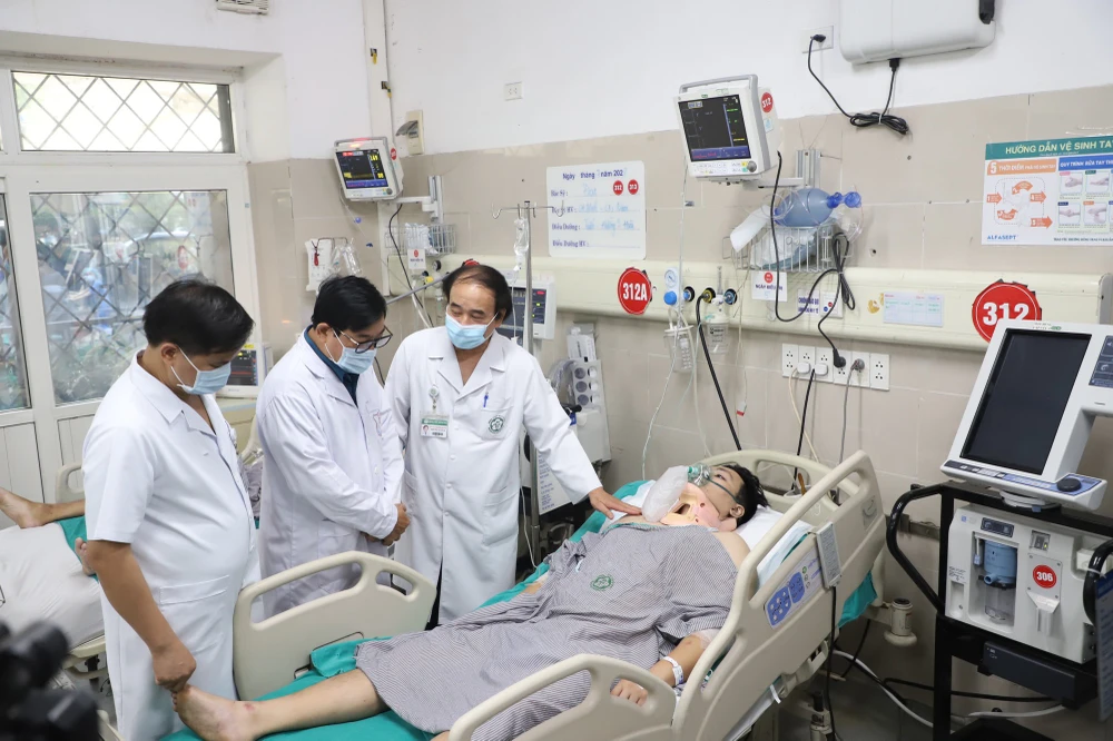 Đại diện Cục Quản lý Khám chữa bệnh và các bác sĩ Bệnh viện Bạch Mai thăm và hội chẩn tình hình sức khoẻ của bệnh nhân trong vụ cháy chung cư mini ở Hà Nội. (Ảnh: SKĐS)