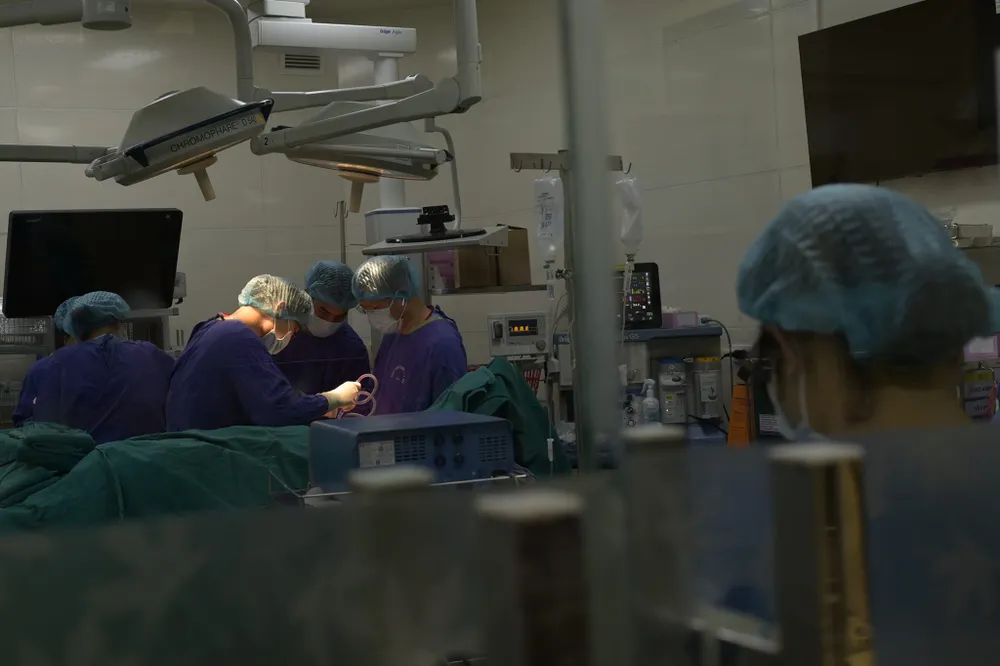 Không khí căng thẳng trong phòng phẫu thuật tại Bệnh viện. (Ảnh: BVCC)